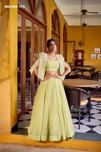 Conjunto de Lehenga-Blusa con Koti de Diseño Elegante para Fiestas, con Lentejuelas y Bordados, Proveedor de India - Product Image 2