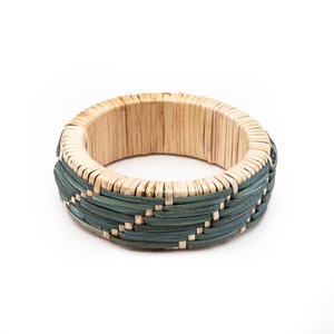 Bracelet artisanal en rotin naturel, style luxe, livraison mondiale - Product Image 1