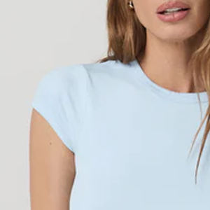 Camiseta de cuello redondo para mujer, corte ajustado, estilo urbano moderno, ropa de verano, informal, para exteriores, colección de verano, color liso - Product Image 3