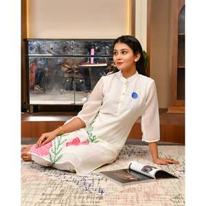 Ensemble de kurta en mousseline de soie Lily White décontracté, taille XS, avec manches trois-quarts - Product Image 1