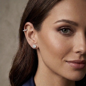 Pendientes Huggie de Oro Blanco de 18K con Diamantes Cultivados en Laboratorio de Corte Brillante Redondo, Certificados por IGI, Joyería Unisex para Uso Diario, Precio al por Mayor - Product Image 3
