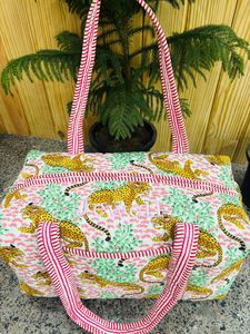 Sac de voyage matelassé élégant et spacieux, léger, en coton doux, pour femmes, idéal pour les vacances, les affaires et le quotidien - Product Image 6
