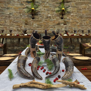 Corne à boire de style viking, corne de bœuf naturelle finie, avec support de corne, sangle en cuir et bordures en laiton, prix d'usine - Product Image 1