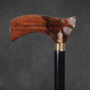 Bâton de marche en bois et résine, alliant le charme du bois classique avec une poignée moderne en résine, offrant une durabilité élégante - Product Image 1