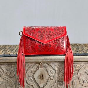 Bolso de Hombro Bohemio de Cuero Genuino Rojo con Decoración de Borlas y Correa Individual - Product Image 2