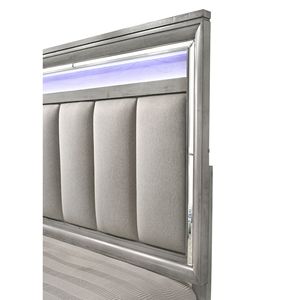 Letto matrimoniale in legno stile moderno glamour, finitura grigio chiaro con striscia LED integrata, testiera imbottita con bordi decorati (1 pz) - Product Image 4