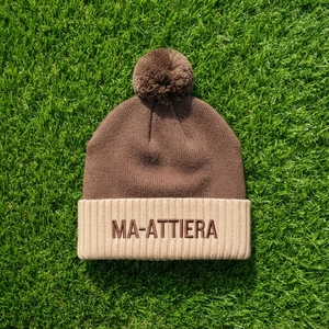 Bonnet en tricot personnalisé marron crème avec pompon, chaud pour l'hiver, à revers, avec logo brodé - Product Image 6