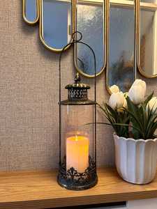 Farol de vela estilo moderno, alto, ornamental, de hierro y vidrio, hecho a mano, con acabado negro antiguo, decorativo para colgar o de sobremesa. - Product Image 4