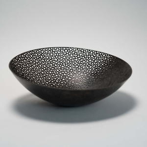 Bol en métal fait main, design minimaliste, motif sculpté, vaisselle décorative, couleur noire, revêtement en poudre, bols de luxe très vendus - Product Image 1