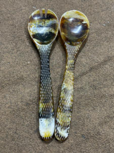 Top quality epoxy resin mint green aqua swirl epoxy resin salad server set of two with <b>engraved</b> handle Aqua polyresin server set - Product Image 6