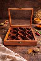 Caja de especias Masala Dabba de madera artesanal, duradera y ecológica, con 12 compartimentos, organizador de especias indio, tapa de vidrio, cuchara, estilo rústico