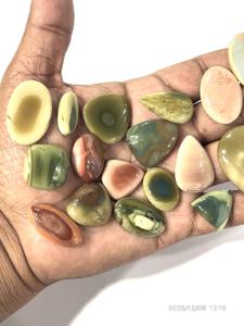 Pierre précieuse naturelle de jaspe impérial, cabochon, formes et tailles variées, environ 20 à 30 mm - Product Image 2