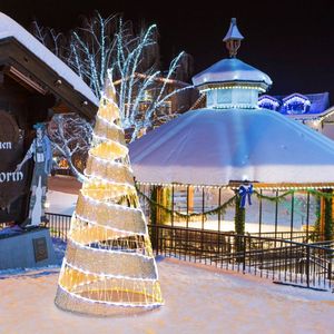 Albero di Natale a Cono Floccato Pre-Illuminato 7 Piedi con 550 Luci LED Rami Pieghevoli per Uso Interno - Product Image 4