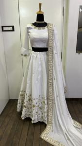 Elegante conjunto de lehenga de seda blanca con detalles en zari y lentejuelas, combinado con una elegante dupatta de seda chinnon para celebraciones. - Product Image 3