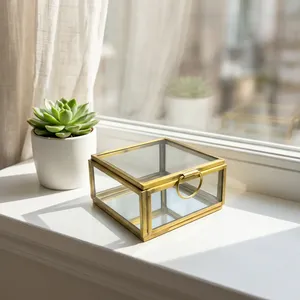 กล่องโชว์กระจกและแก้วขนาดเล็กดีไซน์หรูหราจาก ARTISAN DESIGN พร้อมกรอบโลหะทองเหลือง สำหรับจัดเก็บเครื่องประดับ ของตกแต่ง และเป็นของขวัญงานแต่งงาน - Product Image 2
