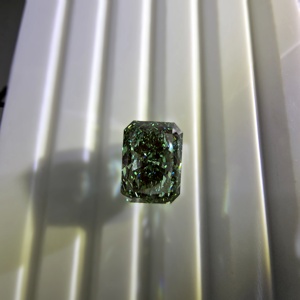 Diamante cultivado en laboratorio de 4 quilates, corte radiante, color verde intenso, claridad VS2, certificado IGI, piedra central suelta para joyería fina. - Product Image 5