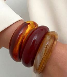 Ensemble de bracelets en résine faits à la main pour femmes, bracelets colorés modernes et tendance, accessoires de bijoux uniques pour un style décontracté - Product Image 3