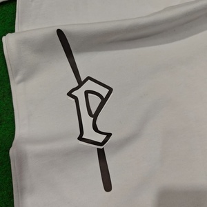 T-shirt décontracté pour homme, blanc, coupe classique, manches courtes, col rond, avec impression DTF de la lettre, logo sur le devant, 100% coton jersey tricoté - Product Image 4