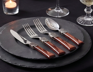 Ensemble de couverts élégants avec manche en bois et lames en acier inoxydable poli miroir pour les tables de mariage - Product Image 1