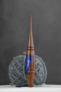 Crochet en bois durable fait main avec manche en résine bleue Curio Craft CC-WC 26 pour le tricot et le crochet - Product Image 6