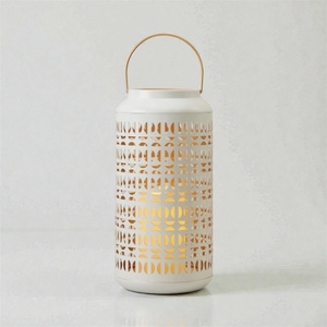 Lanterne en acier blanc avec motif géométrique découpé, porte-bougie portable pour la décoration de la maison - Product Image 1