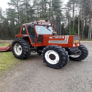 Potente Tractor Usado Fiat 110-90 DT 4WD en Venta, Ideal para las Necesidades Agrícolas Modernas, con Excelente Eficiencia y Diseño Robusto - Product Image 3