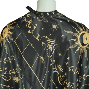 HYSAF APPARELS CO Cape de Coiffure Professionnelle Noire Réglable en Polyester Résistant à l'Eau avec Logo Personnalisé pour la Coupe de Cheveux - Product Image 3