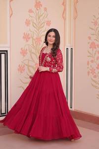ชุดเดรส Anarkali ดีไซน์หรูหราสามสี คอลเลคชั่นสีม่วง แดง เขียว ปักลายหนัก ผ้าพลิ้วสวย ยาวกรอมพื้น เหมาะสำหรับงานปาร์ตี้สไตล์ชาติพันธุ์ - Product Image 1