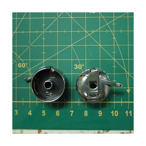152688-1-01 ชิ้นส่วนจักรเย็บผ้าอุตสาหกรรม BOBBIN กรณีสําหรับพี่ชาย - Product Image 1
