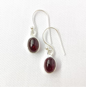 Pendientes de Plata de Ley 925 con Granate, Ligeros (2.5 Gramos), Unisex, Joyería Moderna para Mujer, para Cualquier Ocasión - Product Image 3
