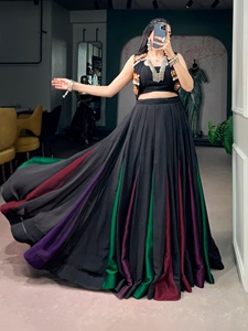 ชุดเลเฮนกาพร้อมสวมใส่สำหรับงานนวราตรี  ผ้าจอร์เจตต์  ตกแต่งด้วยงานกัมธีแบบดั้งเดิมและงานลูกไม้โคดี  พร้อมเสื้อและเสื้อคลุมโคติ - Product Image 1