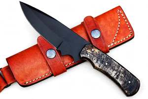 Cuchillo de exterior hecho a mano con revestimiento negro, mango de madera estabilizada y funda de cuero. - Product Image 1