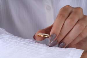 Anillo de Eternidad Delgado y Elegante, Clásico para Aniversario, Joyería Fina para Novia, Impresionante Anillo de Boda de Oro con Moissanita para Mujer - Product Image 4