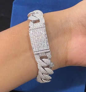 Bracelet cubain en moissanite de luxe le plus vendu pour hommes et femmes, bijoux de mode étincelants et glacés, disponible à la vente - Product Image 5