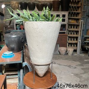 แจกันทรงกรวยทำจากกระดาษมาเช่รักษ์โลก คอลเลคชั่นที่ดีที่สุด พร้อมขาตั้งเหล็กดัด งานศิลปะโบราณจากเทือกเขาหิมาลัย - Product Image 2