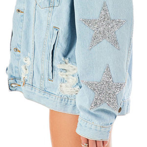 Veste en jean bleu clair pour femme avec détails effilochés et embellissements étoiles, manches longues, col rabattu, style printemps - Product Image 5