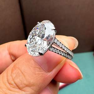 Bague de fiançailles Iced Jewelz la plus vendue, en moissanite ovale de 8,45 carats, sertie de griffes en or jaune 10 carats, certifiée IGI - Product Image 4