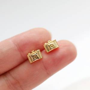 Boucles d'oreilles clous tendance en argent sterling 925 plaqué rhodium, motif mini appareil photo 13x10mm, couleur or, cadeau pour femme photographe - Product Image 4
