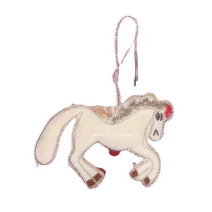 Ornements suspendus de Noël de cheval perlé de broderie de Zari d'argent fait à la main et accessoires élégants de décorations de support d'arbre - Product Image 1