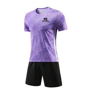 Uniforme de fútbol con cintura elástica hecho de material de alta calidad diseñado para jugadores jóvenes y adultos - Product Image 1
