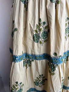Robe Maxi d'été imprimée à la main Robe de fumeur sans manches en coton avec encolure licou à volants et motif floral froncé - Product Image 5