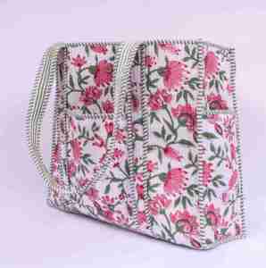 Sac fourre-tout en coton matelassé à imprimé floral blanc fait main - Sac à bandoulière de plage style bohème avec fermeture à bouton - Product Image 2