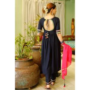 Conjunto de Traje para Mujer en Azul Prusia, Talla XS, con Apliques de Gotta, Tela de Chifón y Rayón - Product Image 4