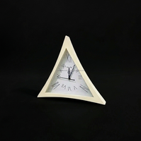 Jam Dinding Gantung Geometris Segitiga Buatan Tangan dari MDF, Gaya Art Deco, Mesin Quartz Silent Sweep, Jarum Penunjuk Waktu, 39x33.5 cm, Baterai AA