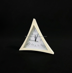 Horloge murale en bois géométrique triangulaire faite à la main – Horloge murale décorative moderne pour salon - Product Image 4