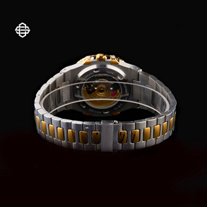 Montre à quartz pour homme de luxe, style business, cadran carré bicolore avec lunette sertie de diamants, en acier inoxydable, bracelet 41 mm, verre minéral - Product Image 3