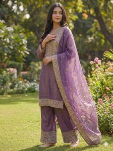 Colección Eid en seda Fendy con conjunto de top, pantalón y dupatta con bordados elaborados. - Product Image 3