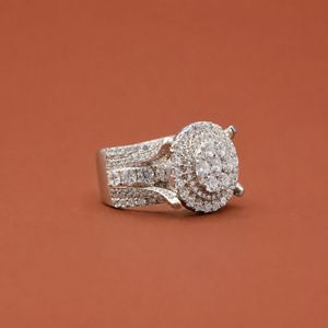 Bague de fiançailles de luxe en argent 925 avec moissanite, sertie en grappe, taille ronde, monture à griffes - Product Image 2