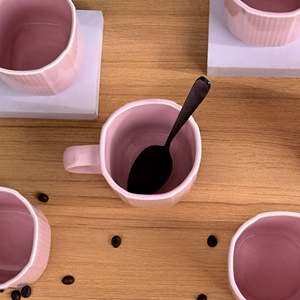 ชุดแก้วกาแฟเซรามิกสีชมพูอ่อน 6 ใบ ใช้กับไมโครเวฟได้ ดีไซน์น่ารักสไตล์นอร์ดิก ลายดอกไม้เคลือบเงา - Product Image 3