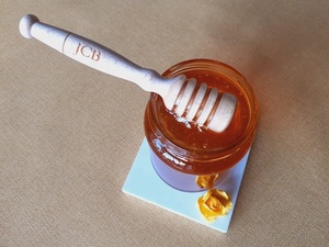 Cuchara de miel de madera personalizada de 13 cm de largo, regalo grabado, madera de haya FSC, regalo para amantes del miel - Product Image 4